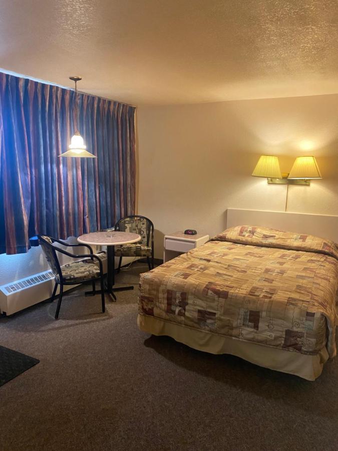 Chinook Motel Летбрідж Екстер'єр фото