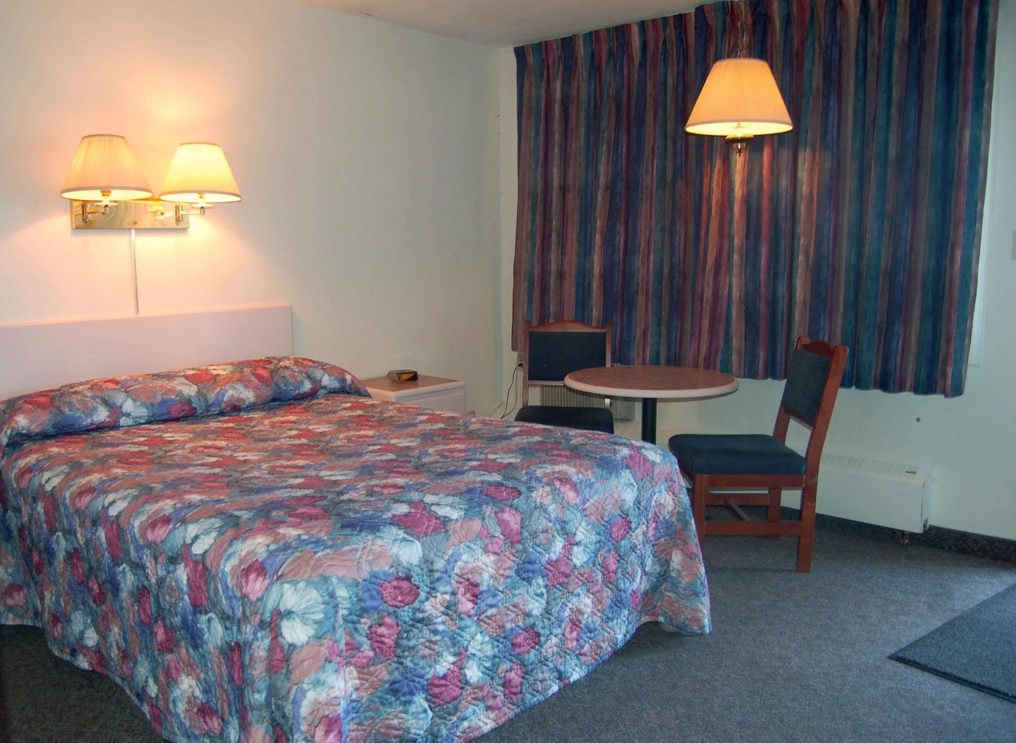 Chinook Motel Летбрідж Екстер'єр фото